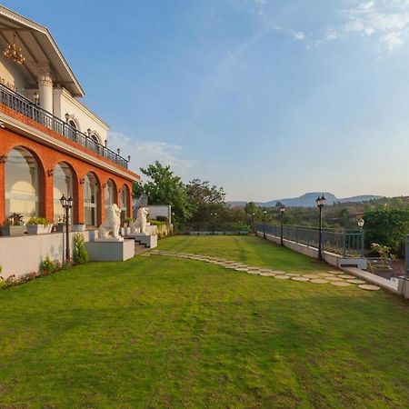 Bellevue Palace By Stayvista - Lavish Abode With A Pool, Landscaped Lawn, Gazebo & Adventure Activities Нашик Екстер'єр фото