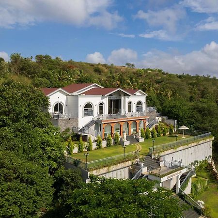 Bellevue Palace By Stayvista - Lavish Abode With A Pool, Landscaped Lawn, Gazebo & Adventure Activities Нашик Екстер'єр фото